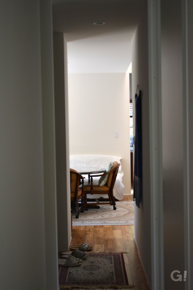  すっと伸びる、無駄のない一直線の廊下。機能性を大切にしながらも、どこかおしゃれな雰囲気が漂い、アンティークなチェアがさりげないアクセントに。