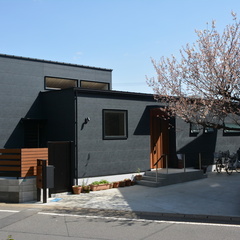 二つの三角屋根が風景と暮らしをつなぐ21坪の平屋