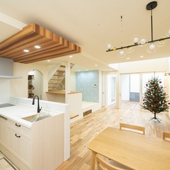 3つの吹抜と光庭による開放感を持つすまい