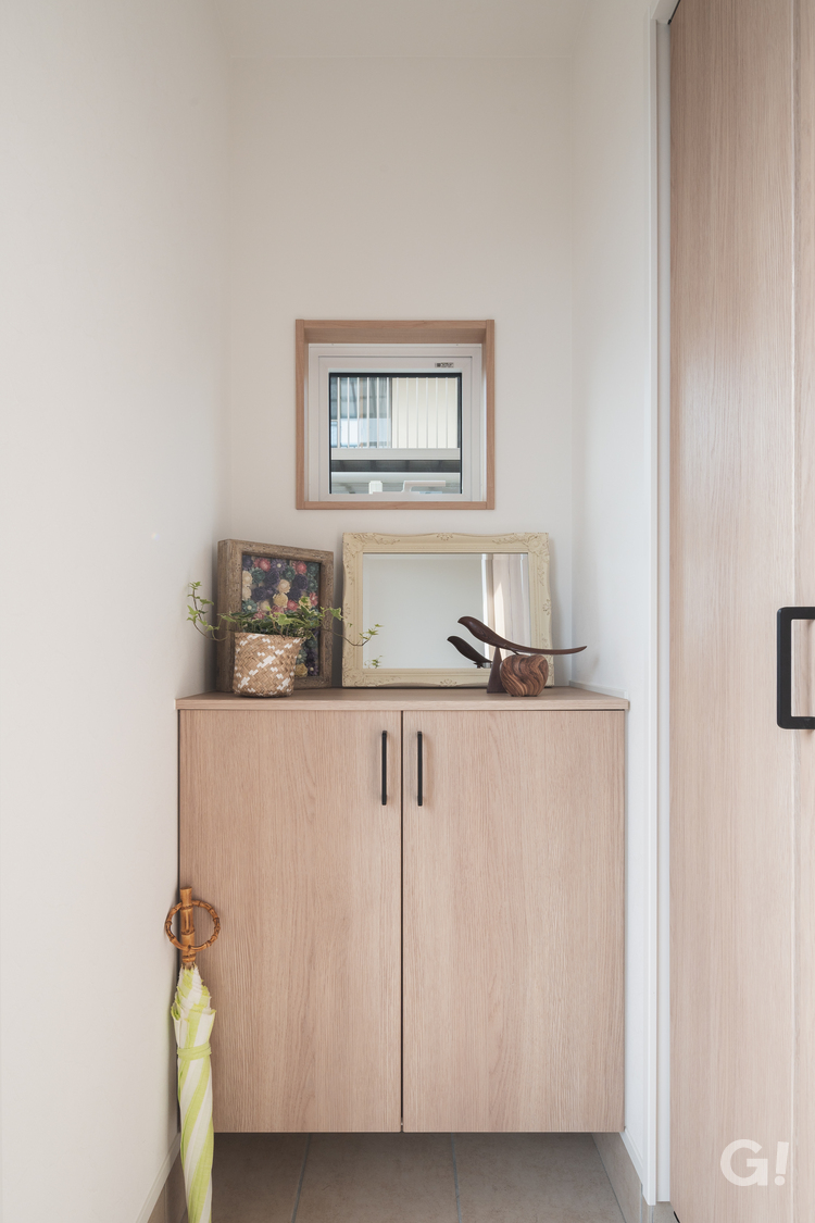 【規格住宅】白×天然木の組み合わせがかわいい、シンプルナチュラルな家【玄関】