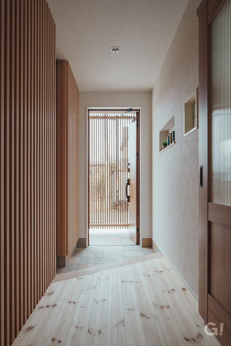 【フリー設計】木のぬくもりと遊び心のある家　【玄関・シューズクローク】