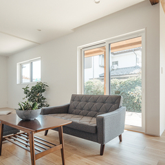 【規格住宅】差し色の黒がかっこいい、ナチュラルモダンな家【リビング】