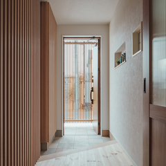 【フリー設計】木のぬくもりと遊び心のある家　【玄関・シューズクローク】