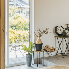  【規格住宅】構造の梁が広がる、和モダンな家【玄関】