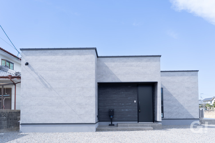 グレー外壁×ブラックアクセント｜ホテルライクな平屋