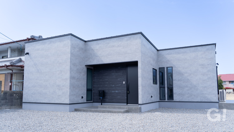 グレー外壁×ブラックアクセント｜ホテルライクな平屋の写真