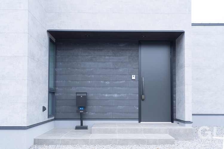 グレー外壁×ブラックアクセント｜ホテルライクな平屋の写真