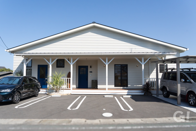 造作カバードポーチが出迎える西海岸風の家