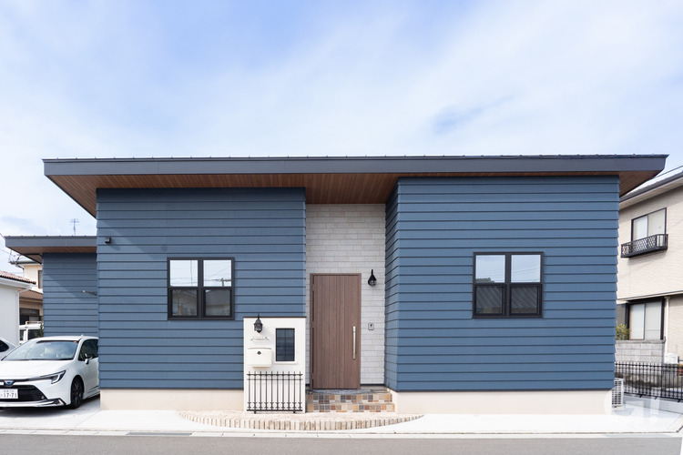 ラップサイディング×高級キッチン｜インテリア輝く平屋