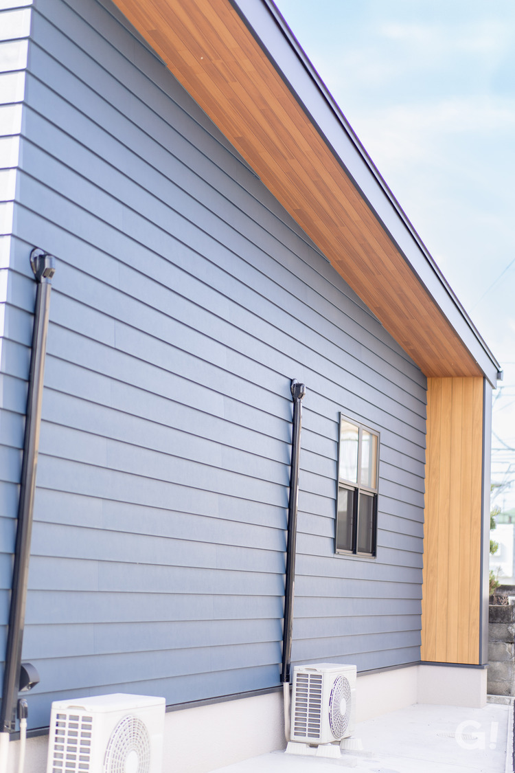 ラップサイディング×高級キッチン｜インテリア輝く平屋の写真