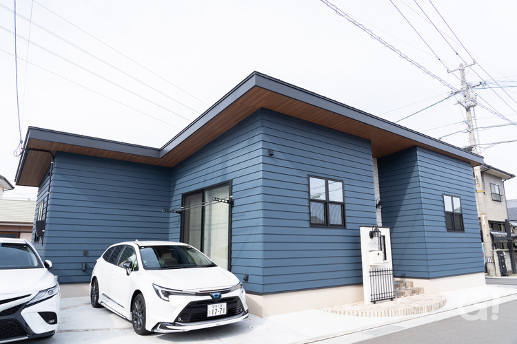 ラップサイディング×高級キッチン｜インテリア輝く平屋の写真