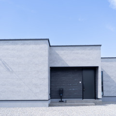 グレー外壁×ブラックアクセント｜ホテルライクな平屋