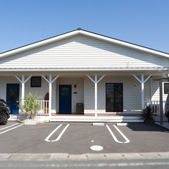 造作カバードポーチが出迎える西海岸風の家