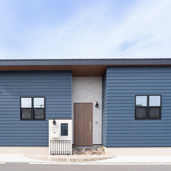 ラップサイディング×高級キッチン｜インテリア輝く平屋