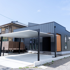 ガルバ×板張りで魅せる外観美｜素材にこだわった家