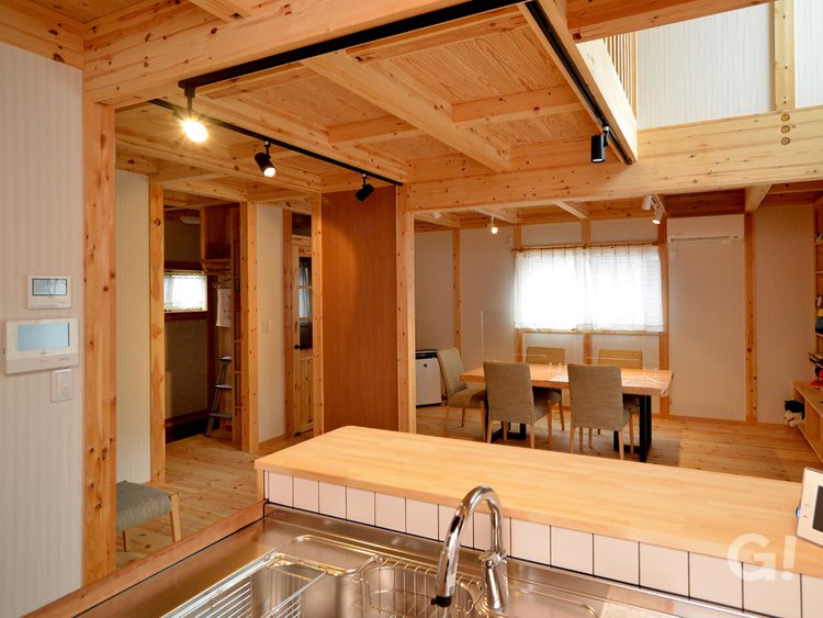 キッチンから見たリビングダイニング