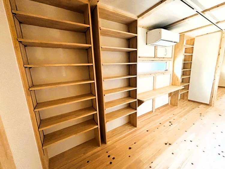 2階は吹抜けからの書斎になっています とても広い空間で、デッドスペースなしです