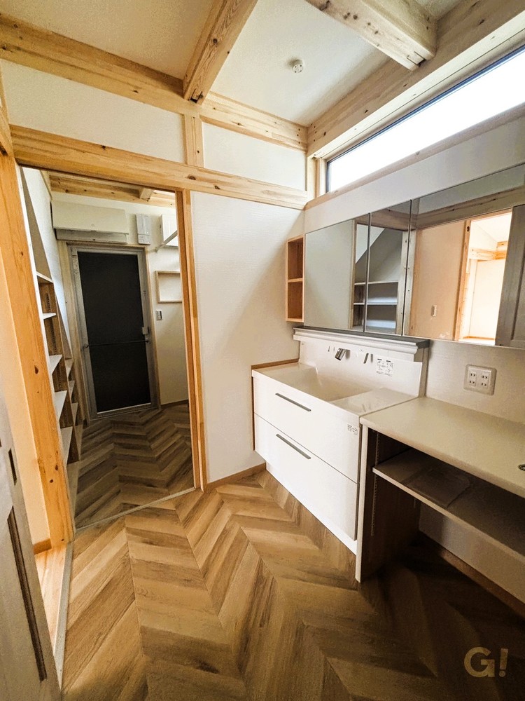 造作収納のこだわり、大きな鏡、床はアクセントにクッションフロア