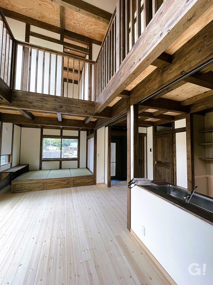 無垢材をふんだんに使った家族の集まれるリビング キッチンタイルの色にもこだわった落着きのある空間