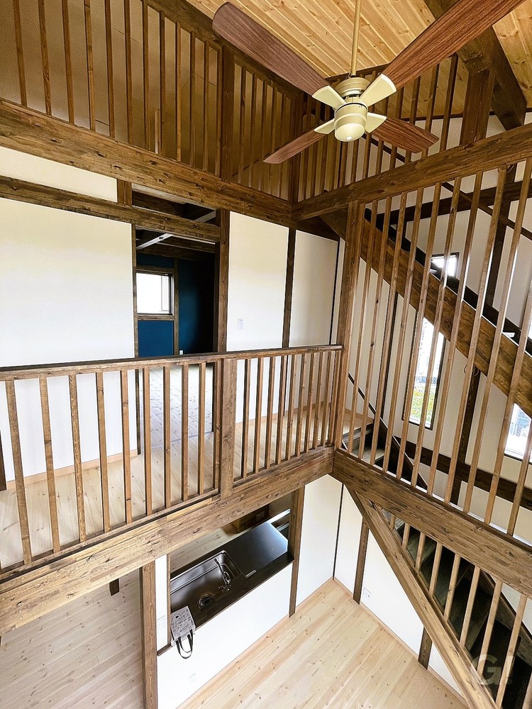 ロフトまでの大空間の吹抜け　大きな窓を設けたので、明るい日差しを感じれる空間になっています 広々とした寝室　大好きな色を使った壁紙です