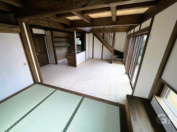 小上りの和室の下は収納スペースとして活用でき、小窓下にはおしゃれなスペース