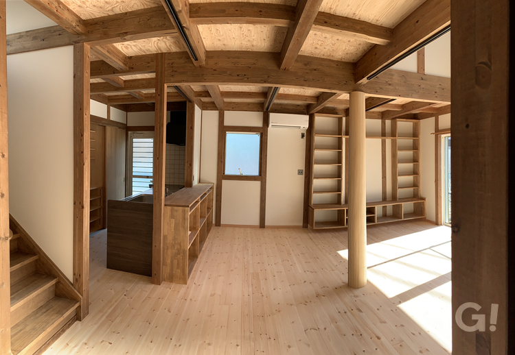 構造を活かした開放的なLDK。造作収納と無垢床が調和し、光がやさしく広がる心地よい空間に仕上げました。