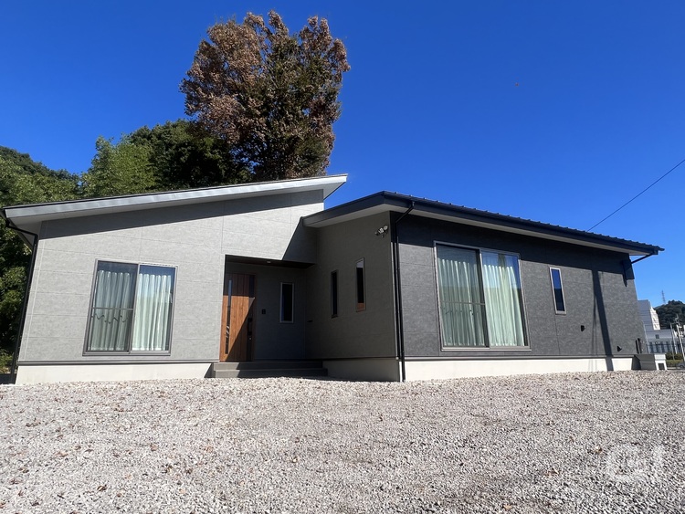 シンプルなツートンの外壁でまとめた外観の平屋