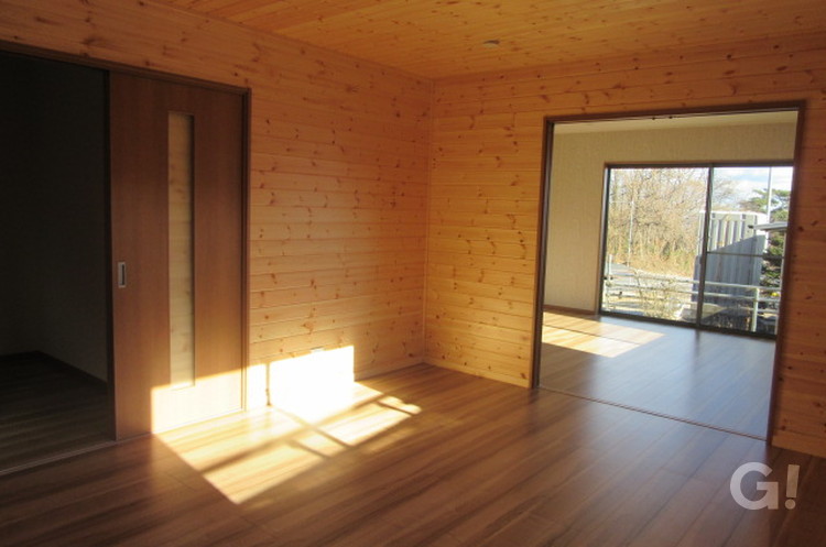 木の温かみがある寝室