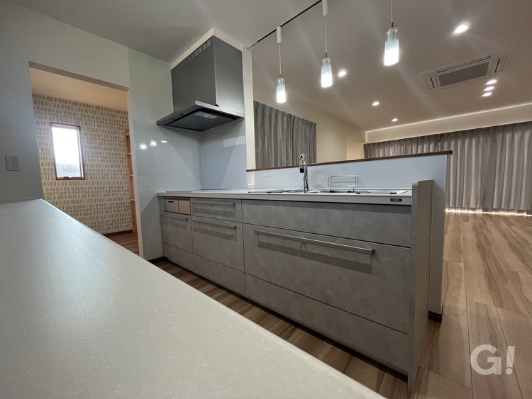 アクセントクロスが際立つキッチン