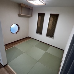 丸窓が際立つ大壁和室