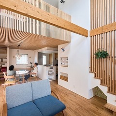細やかな格子が映える 自然素材と光が織りなす 北欧スタイルの住まい