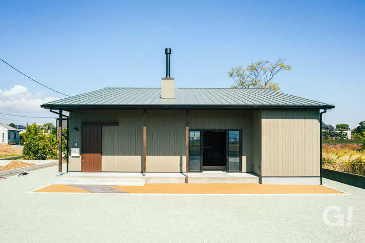 薪ストーブを採用したことでできた煙突がこの平屋住宅の外観のアクセントに。