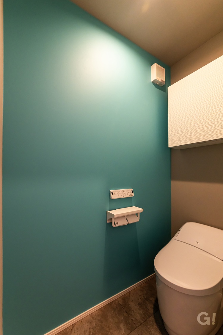 アクセントクロスと照明演出が映えるトイレ空間の写真