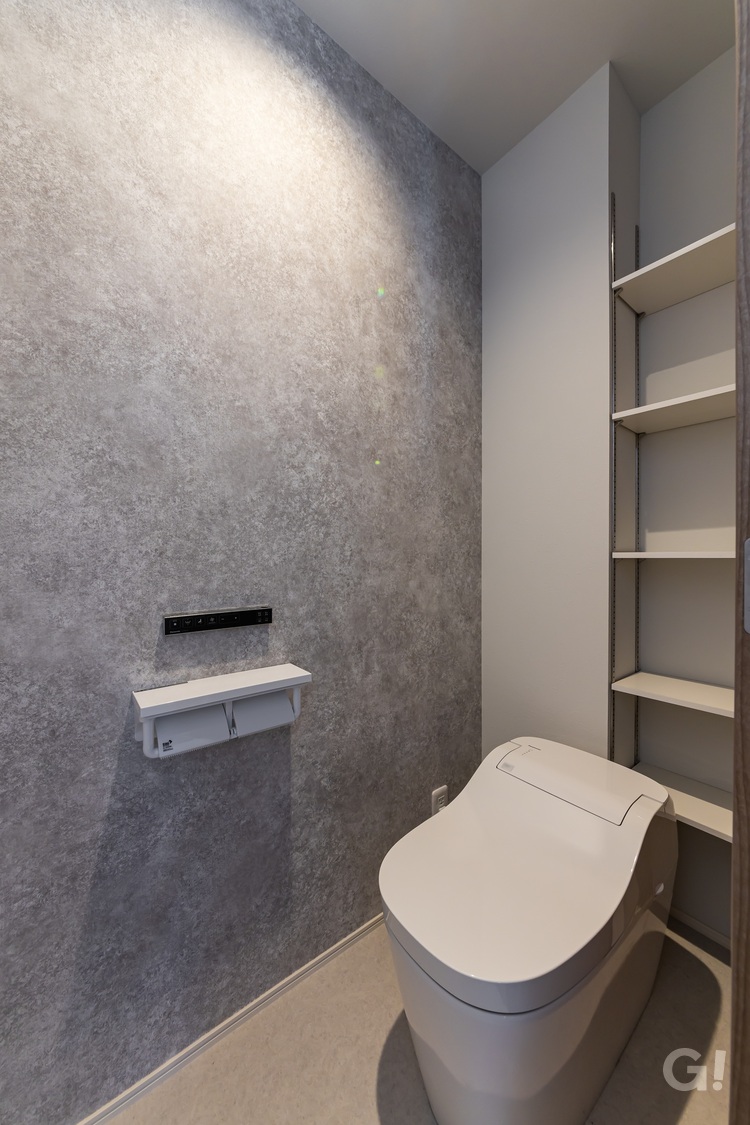 階ごとに異なる表情を楽しむ、こだわりのトイレ空間の写真
