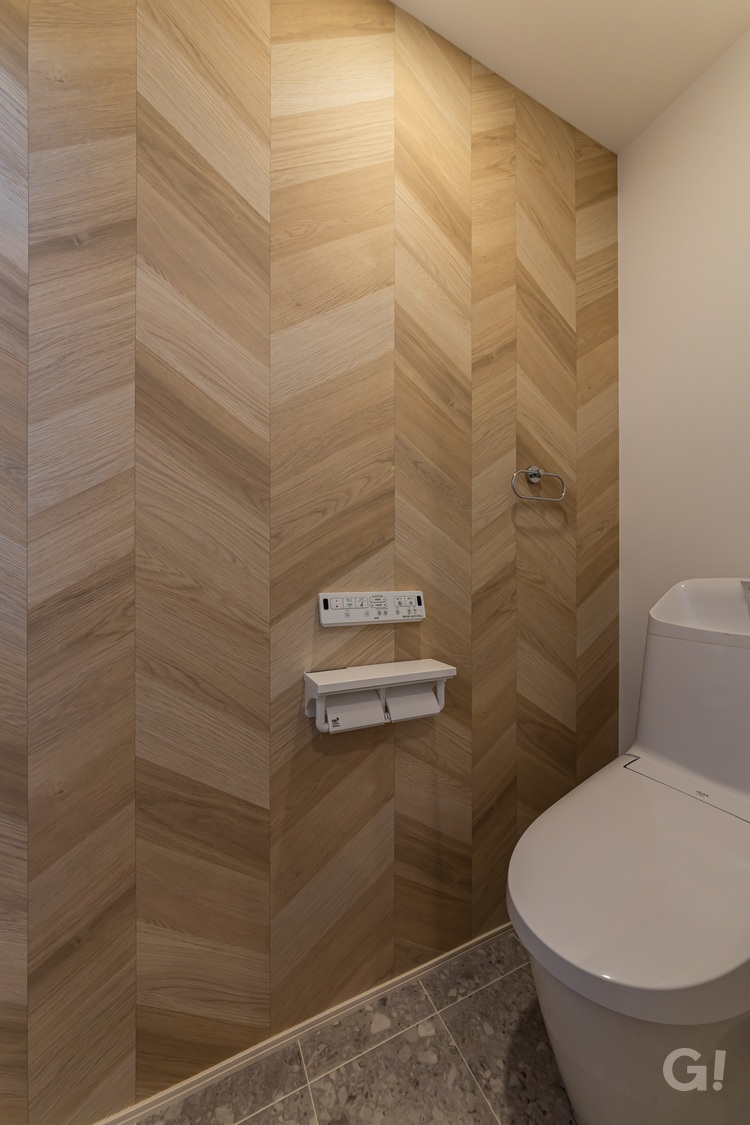 階ごとに異なる表情を楽しむ、こだわりのトイレ空間の写真