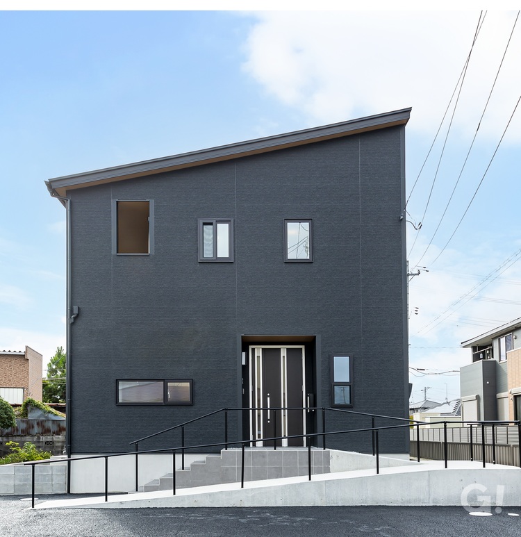 ブラックを基調とした外観に、木目調の軒天がやさしい温もりを添えるモダンな住まい