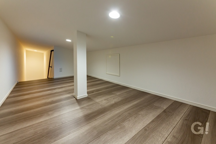暮らしにゆとりを生み出す、広々とした屋根裏収納の写真