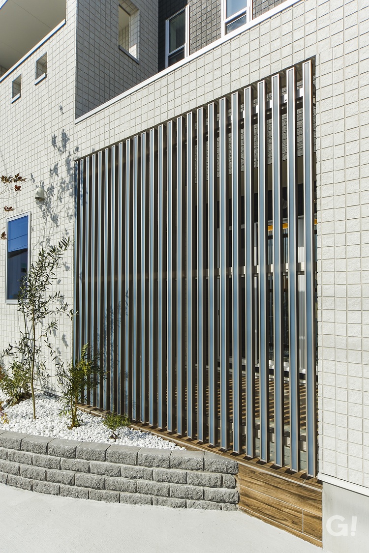 光と風、そして家族の時間を楽しむプライベートパティオの写真