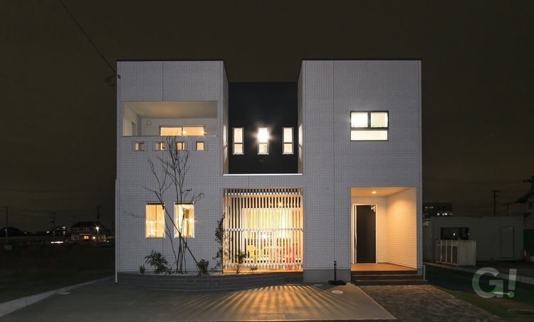 白と黒のコントラストが美しいモダン住宅の写真