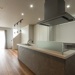 アイランドキッチンを中心に、家族が自然と集まるLDK