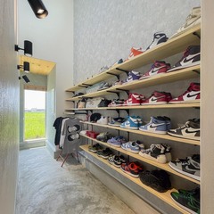 ショップのようにコレクションを並べる玄関土間