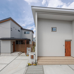 自然光と木のぬくもりが心地よい、ミニマルな木造住宅