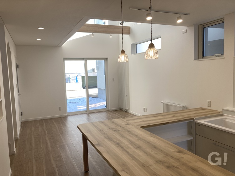 自然と家族の会話が生まれるキッチンのある住まい写真