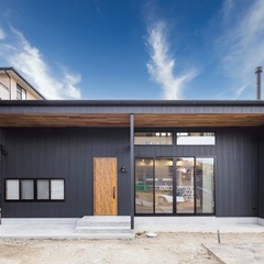 黒ガルバ×木目が魅せる、洗練された平屋デザイン