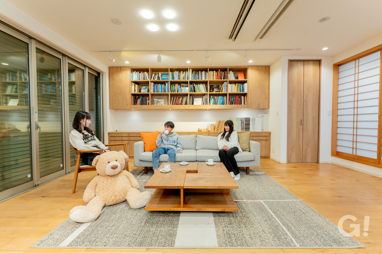 優しい灯りと木の質感に癒やされ、一息つく土間リビング