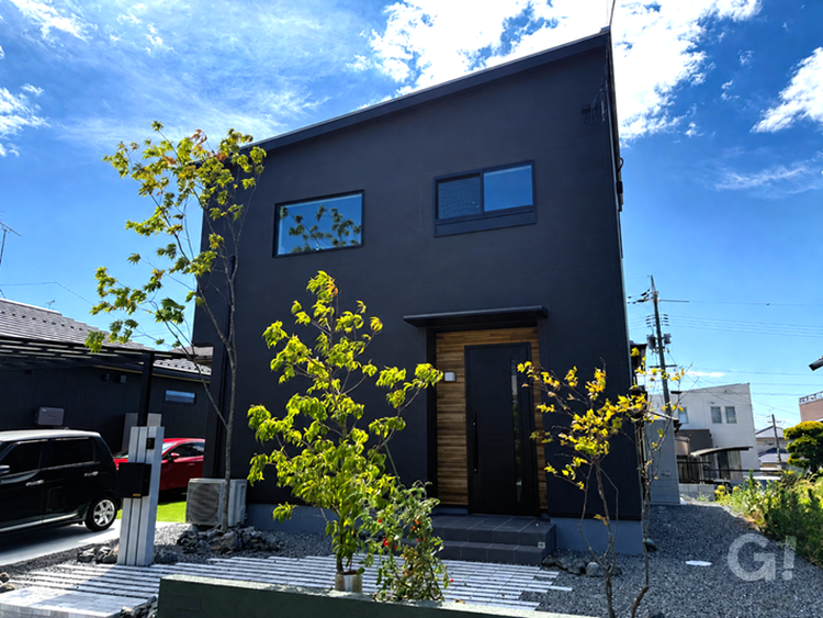 グレーと木目がマッチしたシンプルモダンな外観