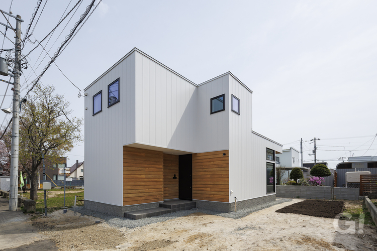 ラフな心地よさが広がる、高天井リビングのある住まい