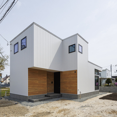 ラフな心地よさが広がる、高天井リビングのある住まい