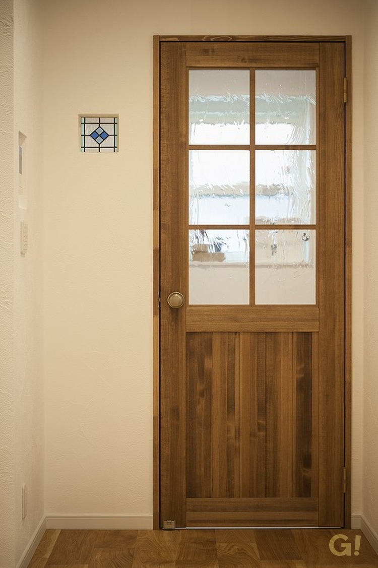 木のドア　堺市のナチュラルデザインのお家