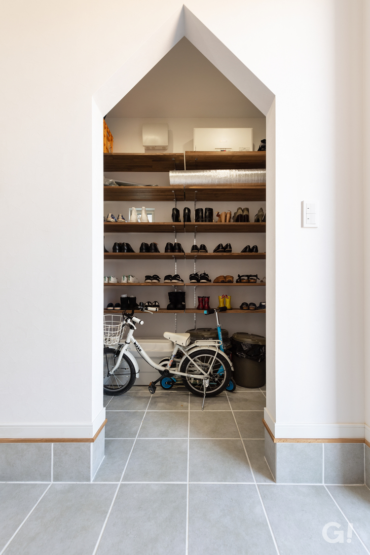 玄関の広い収納スペースでお気に入りの自転車も安全☆